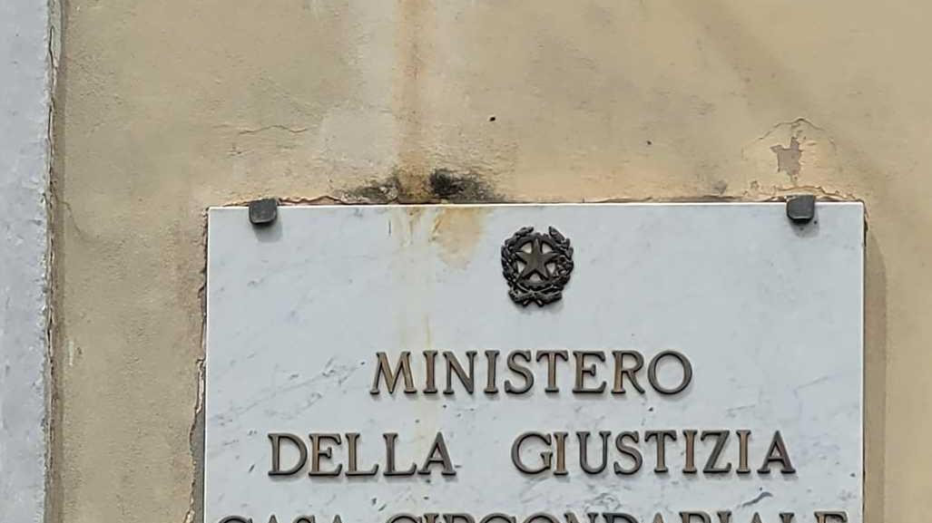 casa circondariale 232 caos troppi gli agenti aggrediti 200 come essere in guerra