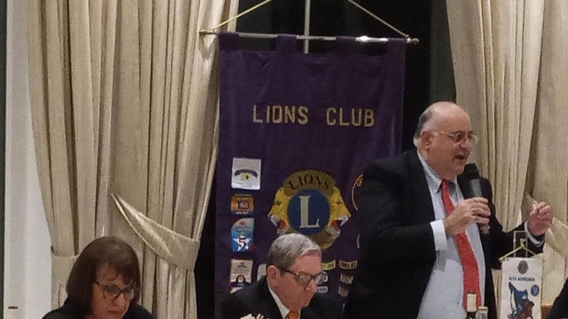 Il professor Marco Andreassi durante il suo intervento alla conviviale del Lions Club ’Alta Maremma’. presieduto da Claudio Pacella