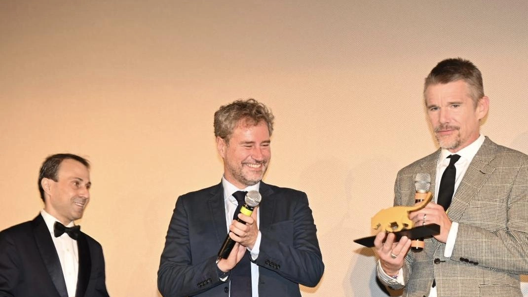 Ethan Hawke ieri sera all’Astra con il sindaco Pardini e il dire. ttore Borrelli Ethan Hawke ieri sera all’Astra con il sindaco Pardini e il dire. ttore Borrelli