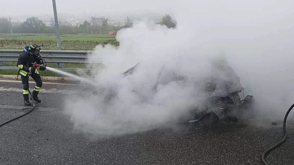 L’intervento dei vigili del fuoco sulla nuova Flaminia L’intervento dei vigili del fuoco sulla nuova Flaminia