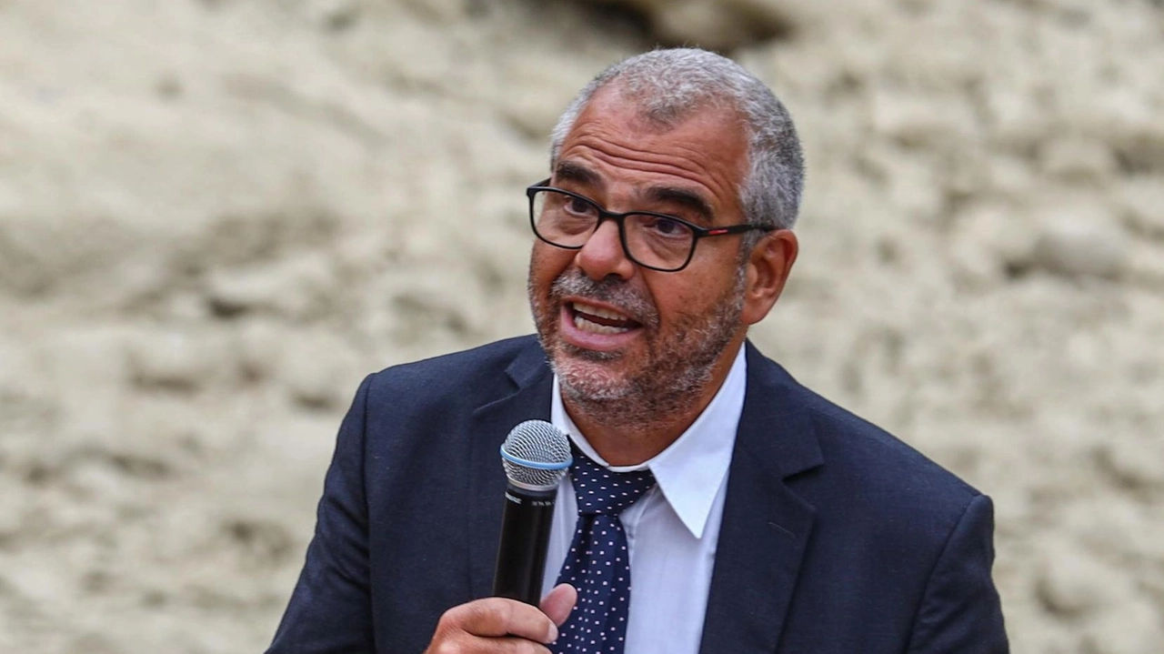 L’assessore alle politiche ambientali, di mitigazione e adattamento climatico, Lorenzo Nesi durante il consiglio comunale nella Pesa