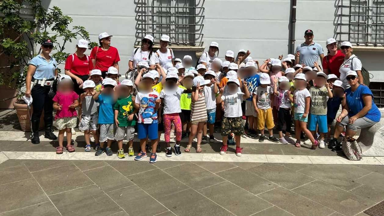 La Polizia Municipale accompagna i bambini del centro estivo Coccinelle alla scoperta della biblioteca di Massa, in un'esperienza educativa e divertente. Sinergia tra enti comunali e associazione per promuovere la cultura e la sicurezza stradale. La Polizia Municipale accompagna i bambini del centro estivo Coccinelle alla scoperta della biblioteca di Massa, in un'esperienza educativa e divertente. Sinergia tra enti comunali e associazione per promuovere la cultura e la sicurezza stradale.