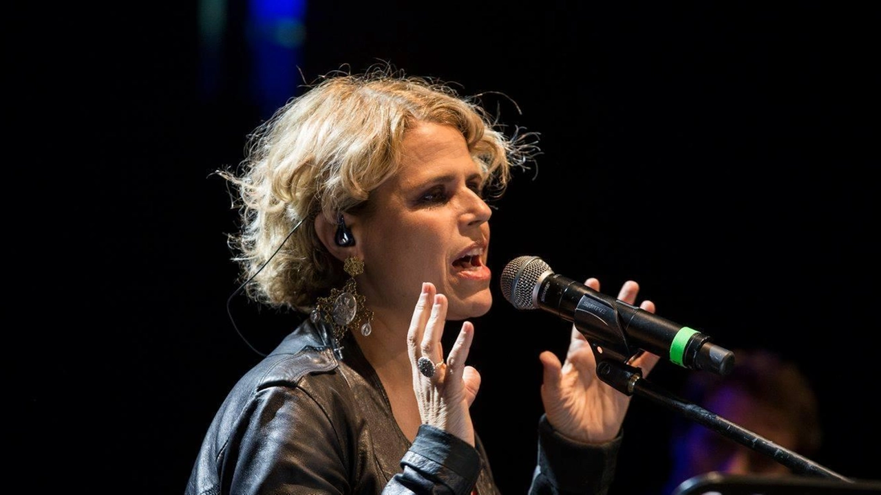 Tosca canta «La bella estate» al Parco naturale regionale della Maremma. Con lei si chiude la rassegna «Parco aperto Plus» curata da Ad Arte Spettacoli Tosca canta «La bella estate» al Parco naturale regionale della Maremma. Con lei si chiude la rassegna «Parco aperto Plus» curata da Ad Arte Spettacoli