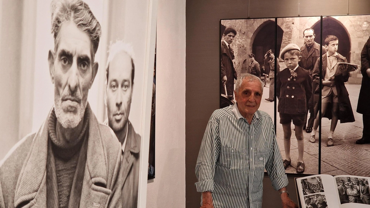 Il fotografo pistoiese Mario Carnicelli, qui ritratto da Gabriele Acerboni, ha. donato il suo archivio al Comune di Pistoia. E’ a Palazzo Fabroni Il fotografo pistoiese Mario Carnicelli, qui ritratto da Gabriele Acerboni, ha. donato il suo archivio al Comune di Pistoia. E’ a Palazzo Fabroni