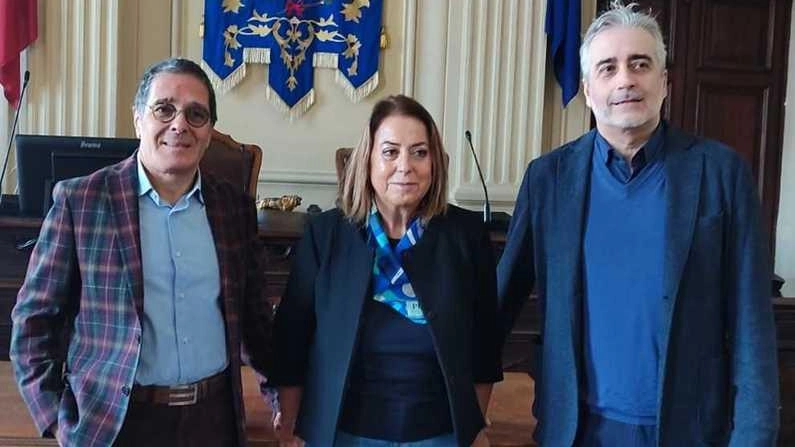 Da sinistra Antonio Mariotti, presidente dell’associazione ’Gli Amici della Musica. ’, Beatrice Chelli, vicesindaco di Montecatini, e Fabrizio Moschini, direttore Artistico e caporedattore della rivista ’Operaclick’ Da sinistra Antonio Mariotti, presidente dell’associazione ’Gli Amici della Musica. ’, Beatrice Chelli, vicesindaco di Montecatini, e Fabrizio Moschini, direttore Artistico e caporedattore della rivista ’Operaclick’