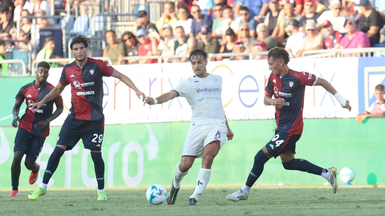 Fiorentina in campo a Cagliari per l'esordio in campionato (Foto Ansa)