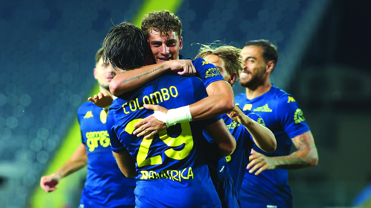 Colombo (di spalle) ed Esposito, i nuovi volti dell'Empoli 2024-25 Colombo (di spalle) ed Esposito, i nuovi volti dell'Empoli 2024-25