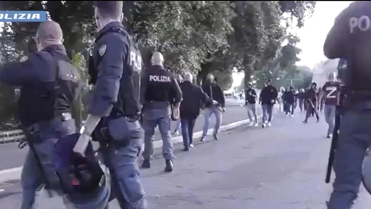 Alcune immagini degli scontri avvenuti sotto la Fortezza, domenica scorsa, fra supporter del Livorno, una quarantina, e la polizia. Due arrestati ma s’indaga Alcune immagini degli scontri avvenuti sotto la Fortezza, domenica scorsa, fra supporter del Livorno, una quarantina, e la polizia. Due arrestati ma s’indaga