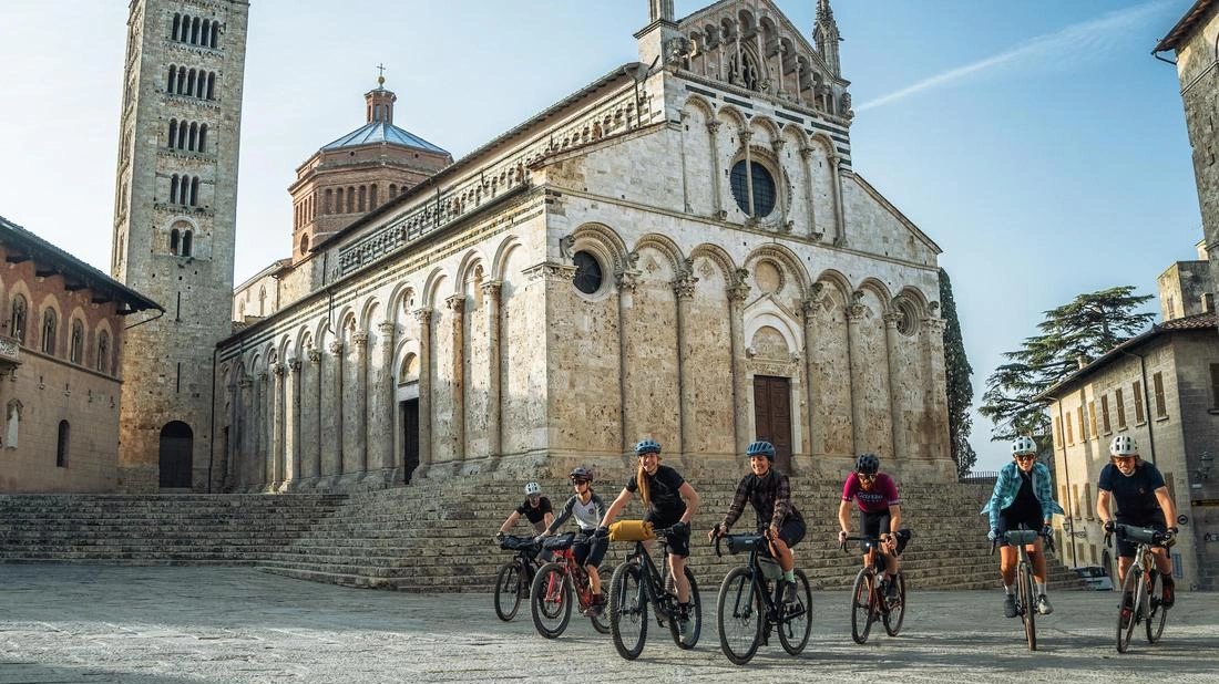 La magnifica piazza del duomo a Massa Marittima teatro della Grinduro 2025, per. gli appassionati della bicicletta