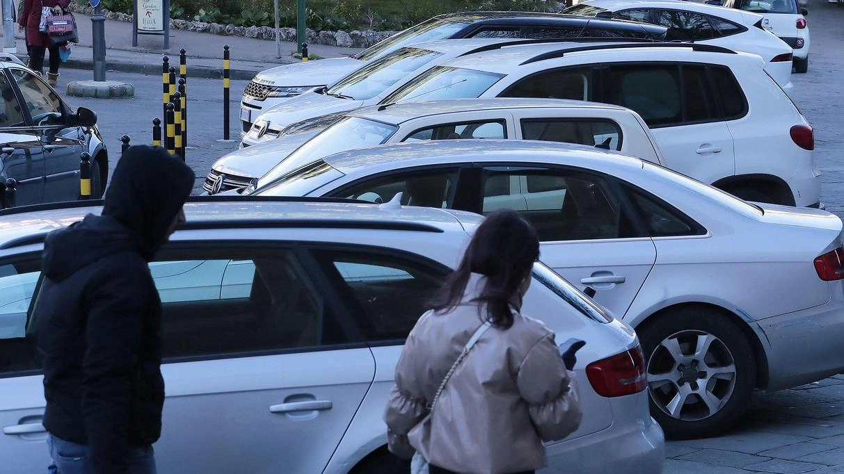 Tiene banco il tema della sosta selvaggia nel parcheggio in via Pantin: l’ultima protesta è per l’uso degli spazi per i motorini da parte delle auto (foto d’archivio) Tiene banco il tema della sosta selvaggia nel parcheggio in via Pantin: l’ultima protesta è per l’uso degli spazi per i motorini da parte delle auto (foto d’archivio)