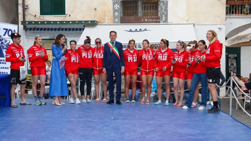 Oggi alle 12 in diretta su Rai 2 la gara maschile che vale il 70° trofeo. Applausi per il corteo storico Oggi alle 12 in diretta su Rai 2 la gara maschile che vale il 70° trofeo. Applausi per il corteo storico