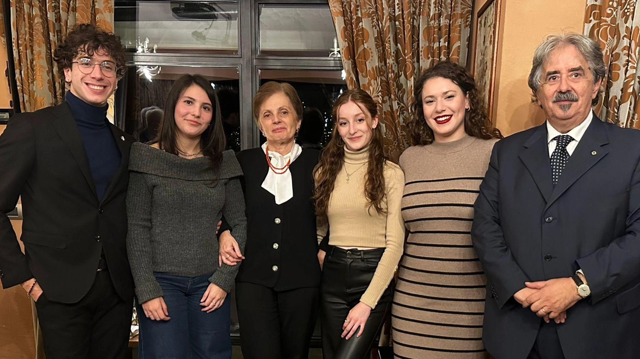 Il Lions Club di Scandicci promuove esperienze internazionali per studenti del Russell-Newton. Progetto di crescita e solidarietà con relatrice Dania Scarfalloto Girard. Presidente Dieni nomina socio onorario Andrea Barucci. Il Lions Club di Scandicci promuove esperienze internazionali per studenti del Russell-Newton. Progetto di crescita e solidarietà con relatrice Dania Scarfalloto Girard. Presidente Dieni nomina socio onorario Andrea Barucci.