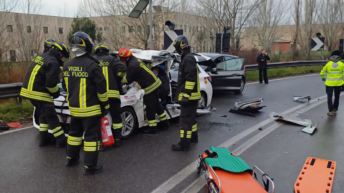 Un momento del post incidente: foto gentilmente concessa dalla polizia stradale di Pisa che ha effettuato i rilievi Un momento del post incidente: foto gentilmente concessa dalla polizia stradale di Pisa che ha effettuato i rilievi