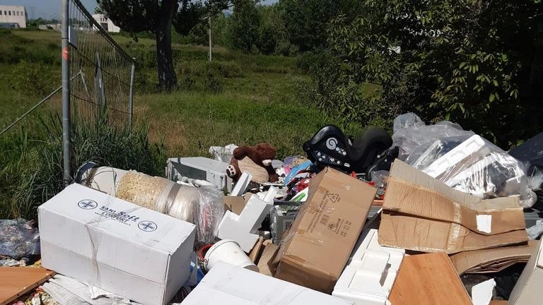 Un’immagine dell’accumulo abusivo di rifiuti in via Oberdan Un’immagine dell’accumulo abusivo di rifiuti in via Oberdan