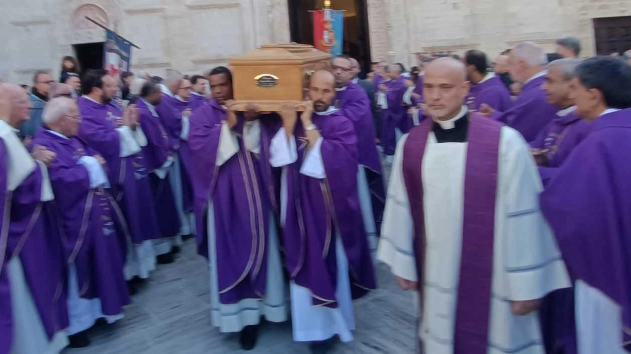 Assisi rende omaggio a don Cesare Provenzi, parroco della Cattedrale scomparso prematuramente. Concelebrazione solenne e tributi emotivi evidenziano la sua dedizione e competenza. Assisi rende omaggio a don Cesare Provenzi, parroco della Cattedrale scomparso prematuramente. Concelebrazione solenne e tributi emotivi evidenziano la sua dedizione e competenza.