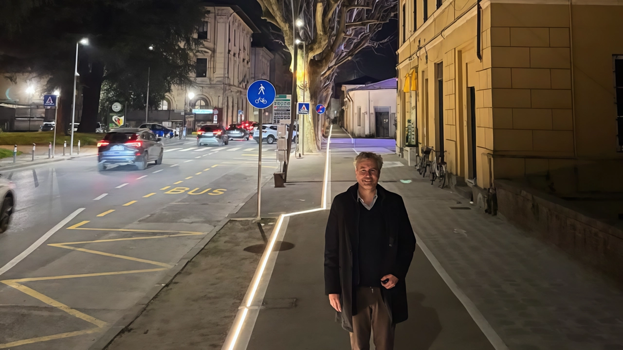 Il sindaco Mario Pardini sul tracciato della nuova pista ciclo pedonale realizzata lungo viale Cavour, cantiere appena ultimato Il sindaco Mario Pardini sul tracciato della nuova pista ciclo pedonale realizzata lungo viale Cavour, cantiere appena ultimato