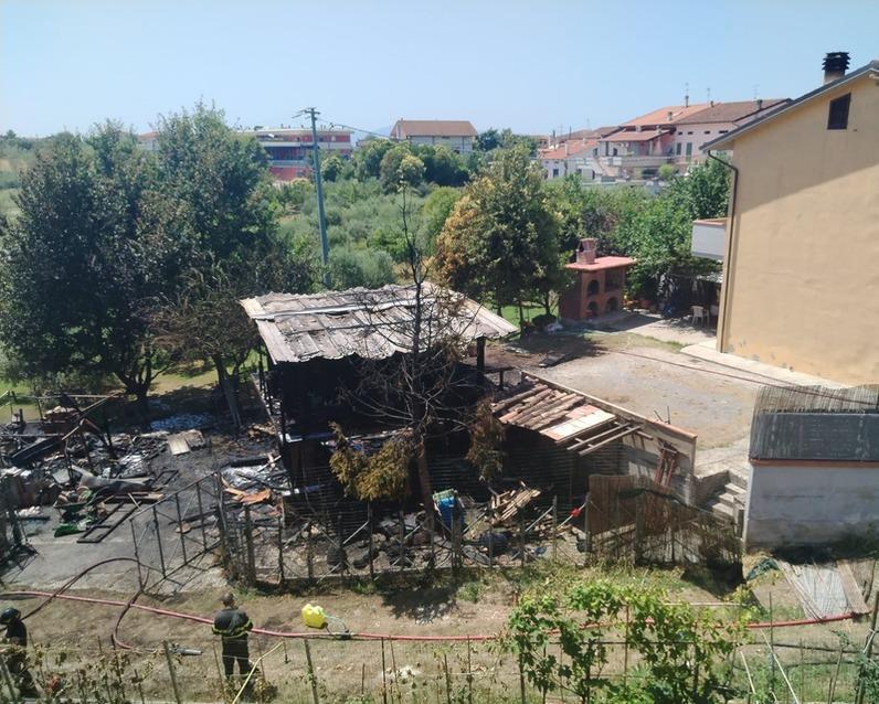 paura per l8217incendio a mastromarco in fiamme due rimesse agricole pericolo bombole del gas