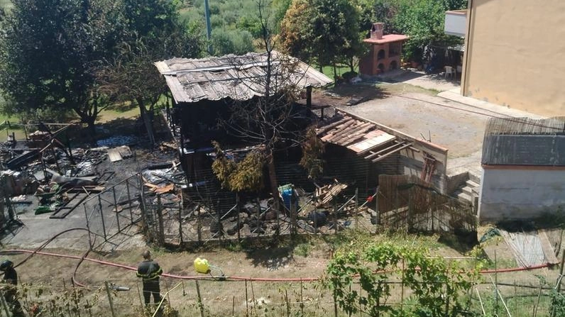 Il rogo è partito in una zona abitata di via dell’Apparita. Bruciato un pannello fotovoltaico e delle batterie Il rogo è partito in una zona abitata di via dell’Apparita. Bruciato un pannello fotovoltaico e delle batterie