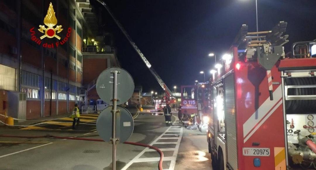 Porcari, a fuoco una cartiera nella notte Porcari, a fuoco una cartiera nella notte
