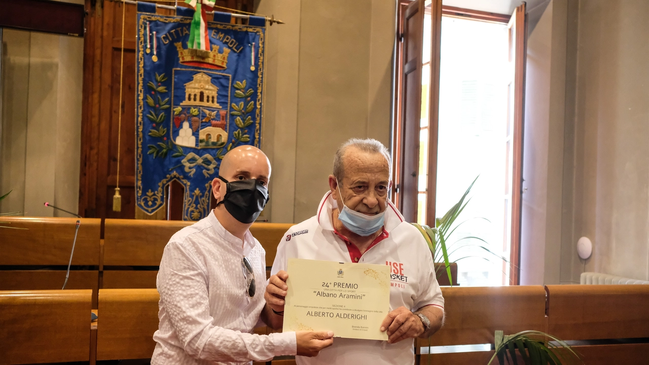 Alberto Alderighi mentre riceve il “Premio Albano Aramini-Una città per lo sport” dall’assessore Fabrizio Biuzzi Alberto Alderighi mentre riceve il “Premio Albano Aramini-Una città per lo sport” dall’assessore Fabrizio Biuzzi