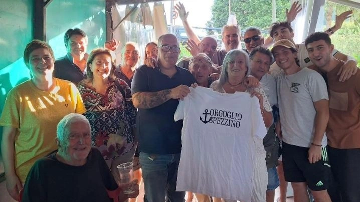 Foto di gruppo per i tifosi del club Orgoglio Spezzino