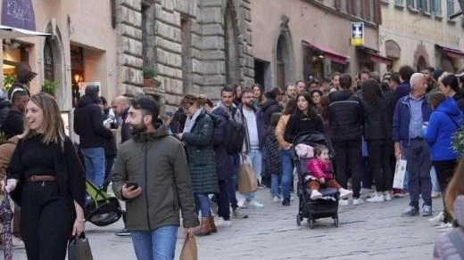 Antonio Nicolosi da anni si esibisce nella zona di piazza delle Erbe. Ora è in finale nella show televisivo dedicato agli artisti di strada. Antonio Nicolosi da anni si esibisce nella zona di piazza delle Erbe. Ora è in finale nella show televisivo dedicato agli artisti di strada.