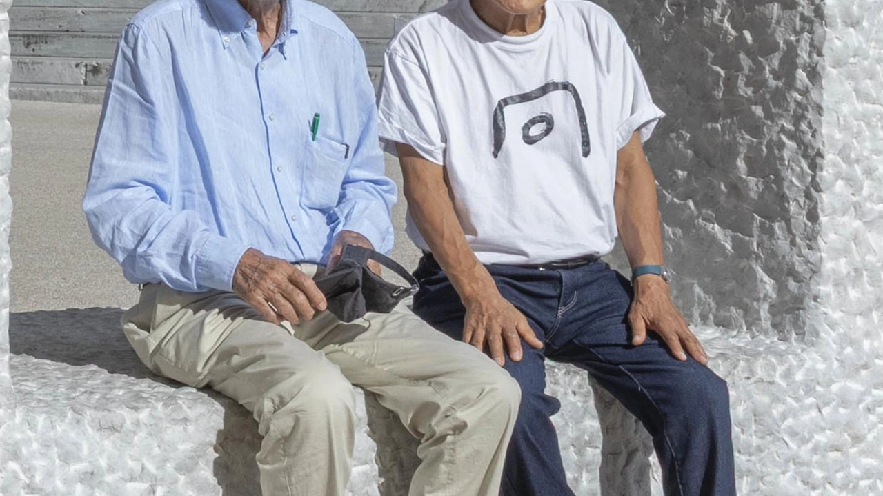 Renzo Piano e Kan Yasuda all’interno di una delle opere dello scultore in piazza Duomo foto Nicola Gnesi Renzo Piano e Kan Yasuda all’interno di una delle opere dello scultore in piazza Duomo foto Nicola Gnesi