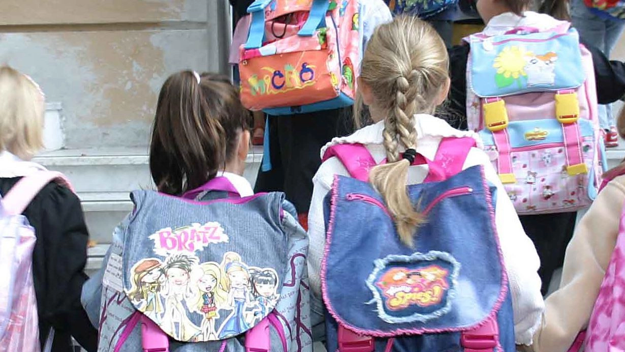 Il 54 per cento dei ragazzi entreranno nei licei. Tecnici e professionali in calo. Rimane costante il livello dei professori che si attestano sulle 166 unità. Appena 5 mila i piccini della primaria. Quasi 2mila e 500 quelli dell’infanzia. . Il 54 per cento dei ragazzi entreranno nei licei. Tecnici e professionali in calo. Rimane costante il livello dei professori che si attestano sulle 166 unità. Appena 5 mila i piccini della primaria. Quasi 2mila e 500 quelli dell’infanzia. .