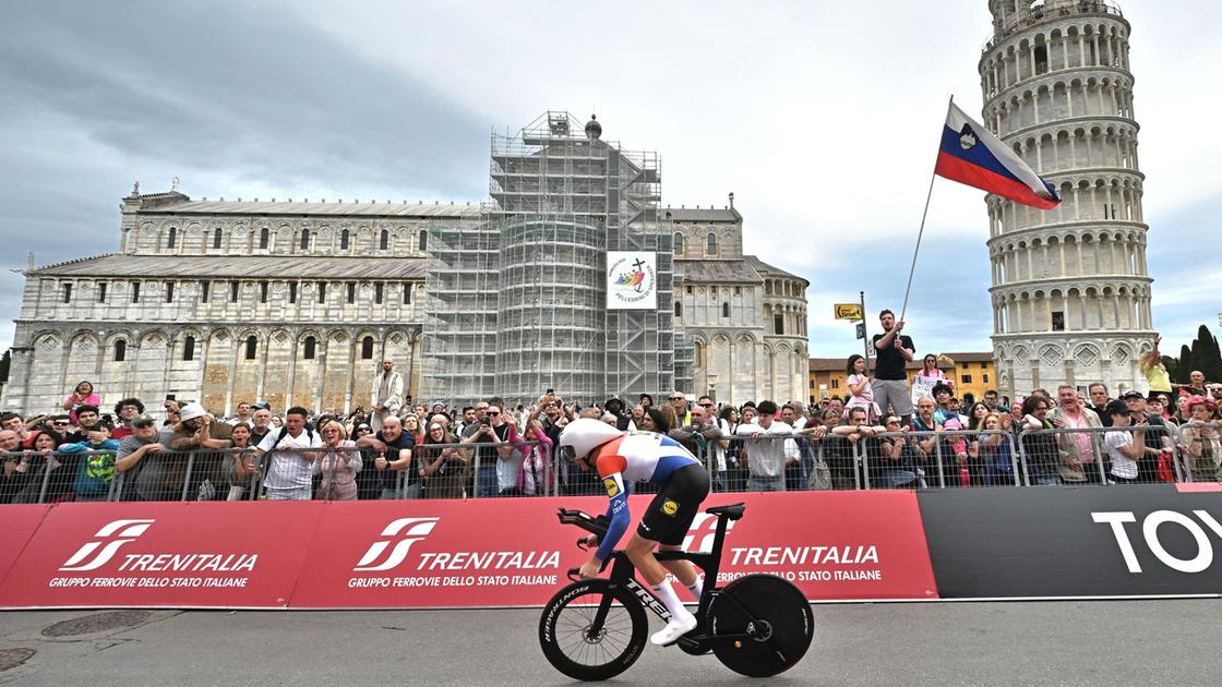 Daan Hoole vince la crono Lucca Pisa. Arrivo spettacolare all’ombra della Torre Daan Hoole vince la crono Lucca Pisa. Arrivo spettacolare all’ombra della Torre