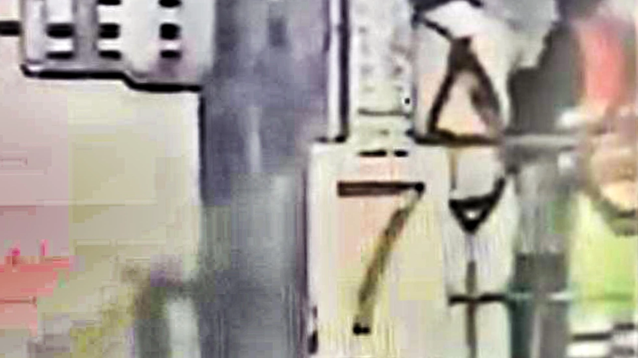 Operai al lavoro. nel corridoio 7 (foto tratta dal video diffuso dalla procura) Operai al lavoro. nel corridoio 7 (foto tratta dal video diffuso dalla procura)