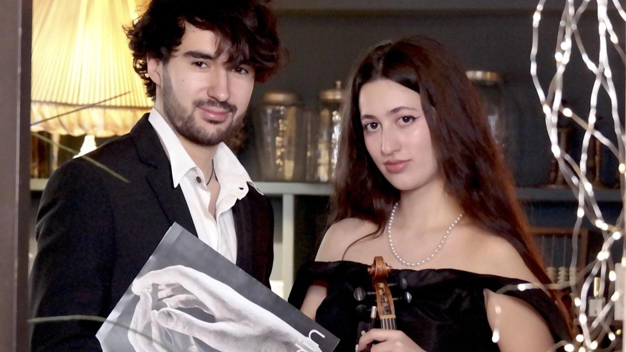 Il Duo Rodin si esibirà domani al Teatro del Pavone di Perugia con un programma che unisce opere classiche e meno conosciute. Un concerto imperdibile per gli amanti della musica classica. Il Duo Rodin si esibirà domani al Teatro del Pavone di Perugia con un programma che unisce opere classiche e meno conosciute. Un concerto imperdibile per gli amanti della musica classica.