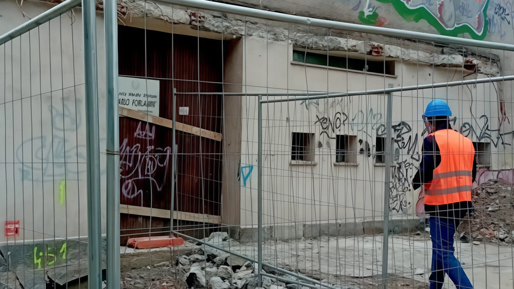 Operaio in un cantiere di una scuola(foto di archivio) Operaio in un cantiere di una scuola(foto di archivio)
