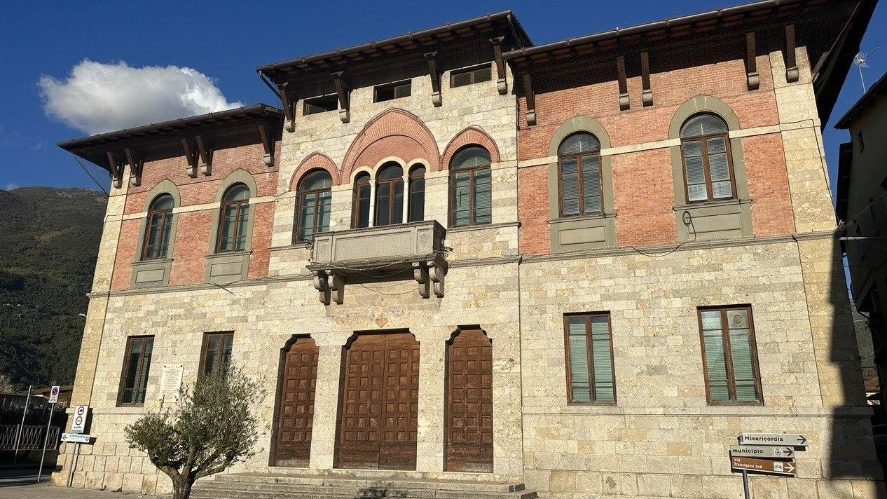 L’ex Palazzo Littorio nel capoluogo L’ex Palazzo Littorio nel capoluogo