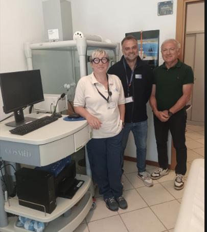 https://www.lanazione.it/image-service/view/acePublic/alias/contentid/Y2M1MGZiNGUtOGQ4Yi00/0/infermiera-alessandra-tellini-a-sinistra-claudio-panaro-al-centro-dottor-marco-biagini-a-destra.jpeg