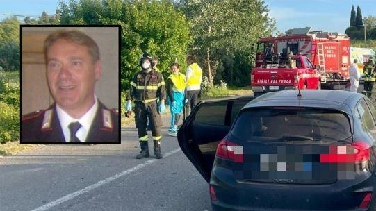 Un’immagine del terribile incidente costato la vita all’ex comandante dei carabinieri Massimo Pignataro (nel riquadro) Un’immagine del terribile incidente costato la vita all’ex comandante dei carabinieri Massimo Pignataro (nel riquadro)
