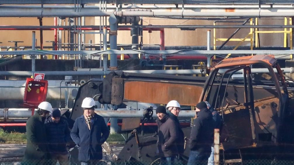 Ieri mattina le autorità inquirenti, periti, tecnici e addetti ai lavori hanno effettuato un nuovo sopralluogo al deposito Eni di Calenzano Ieri mattina le autorità inquirenti, periti, tecnici e addetti ai lavori hanno effettuato un nuovo sopralluogo al deposito Eni di Calenzano