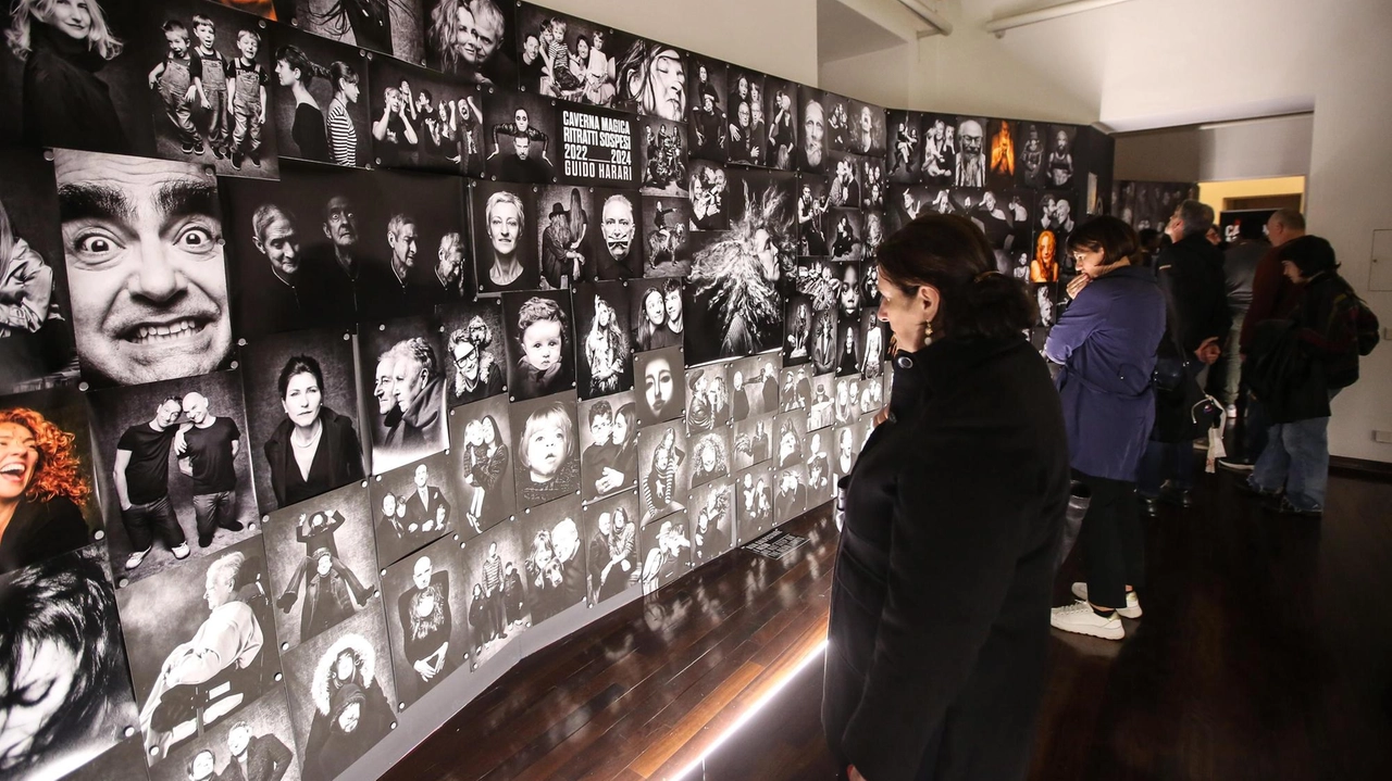 Aperta a Palazzo della Penna la mostra di Guido Harari, tra ’Caverna Magica’ e ’Ritratti sospesi’. E tutti possono partecipare