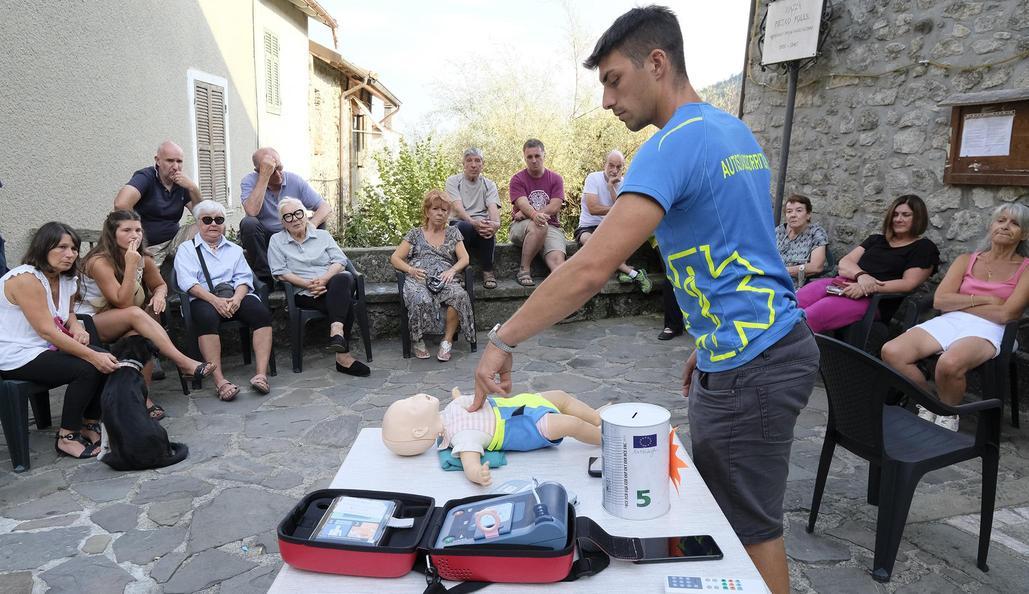 La salute per la comunità. Lezioni di... defibrillatore in piazza con i volontari