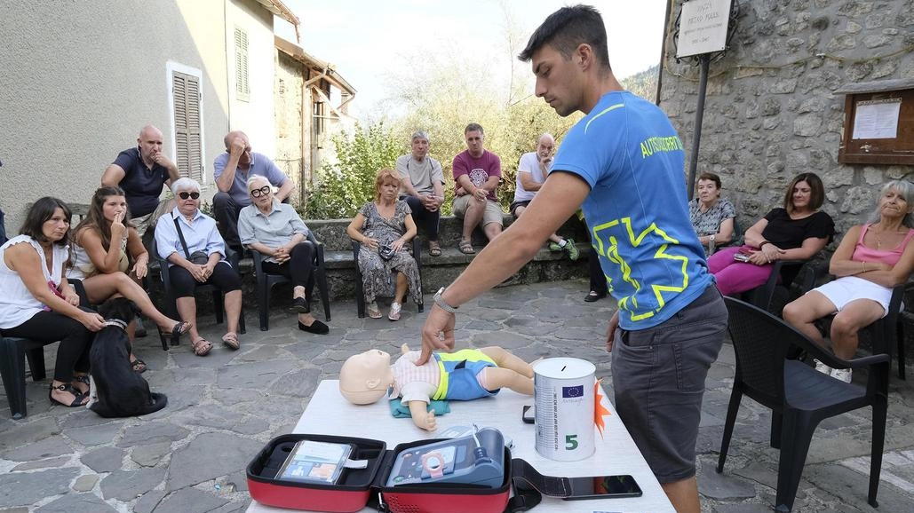 Pontremoli, l’iniziativa della coop La Guinadese: "Cruciale nelle emergenze". Focus sui movimenti chiave con un manichino e sulla manovra di Heimlich. Pontremoli, l’iniziativa della coop La Guinadese: "Cruciale nelle emergenze". Focus sui movimenti chiave con un manichino e sulla manovra di Heimlich.