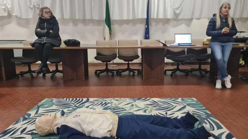La seconda serata del corso di Blsd organizzato dalla Pubblica assistenza Croce Azzurra di Comano nella sala consiliare del Comune di Tresana La seconda serata del corso di Blsd organizzato dalla Pubblica assistenza Croce Azzurra di Comano nella sala consiliare del Comune di Tresana