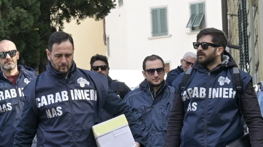 Il blitz dei carabinieri del Nas in una delle Rsa in cui si sono registrati malori tra gli anziani ospiti e alcuni decessi. La procura ha aperto un fascicolo per omicidio colposo e violazione delle norme Haccp. Sono due, al momento, gli indagati, del gruppo Sereni Orizzonti