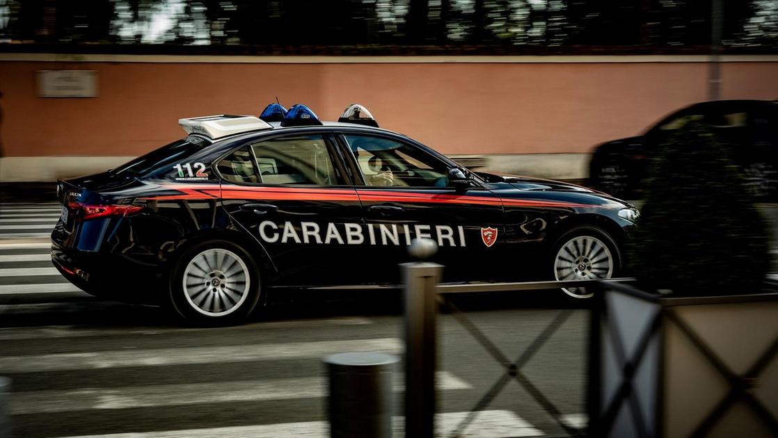 https://www.lanazione.it/image-service/view/acePublic/alias/contentid/Y2M4NmE3Y2ItZjUyZC00/0/l-uomo-e-stato-arrestato-dai-carabinieri.jpeg?f=16:9&w=1200&h=630