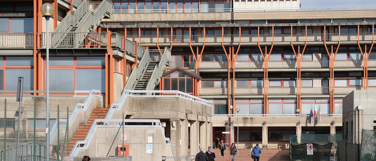 Si apre la porta del bus, studentessa di 15 anni sbalzata fuori