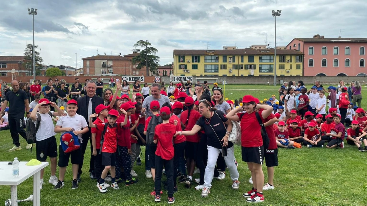 Due belle immagini dei Giochi santacrocesi che hanno avuto luogo al campo sportivo Buti con la partecipazione di un migliaio di alunni e studenti del Banti Due belle immagini dei Giochi santacrocesi che hanno avuto luogo al campo sportivo Buti con la partecipazione di un migliaio di alunni e studenti del Banti