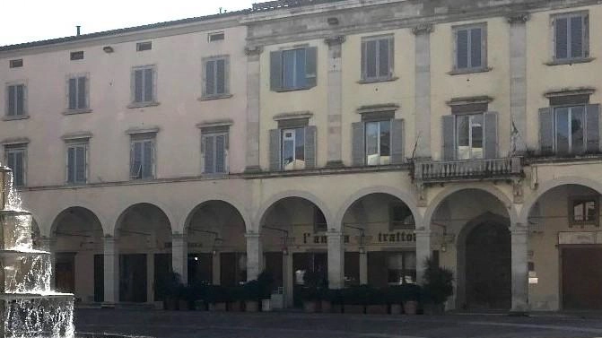L’iconico Palazzo dell’Orologio, principale edificio di piazza Arnolfo di Cambio, venduto a privati. venti. anni fa L’iconico Palazzo dell’Orologio, principale edificio di piazza Arnolfo di Cambio, venduto a privati. venti. anni fa