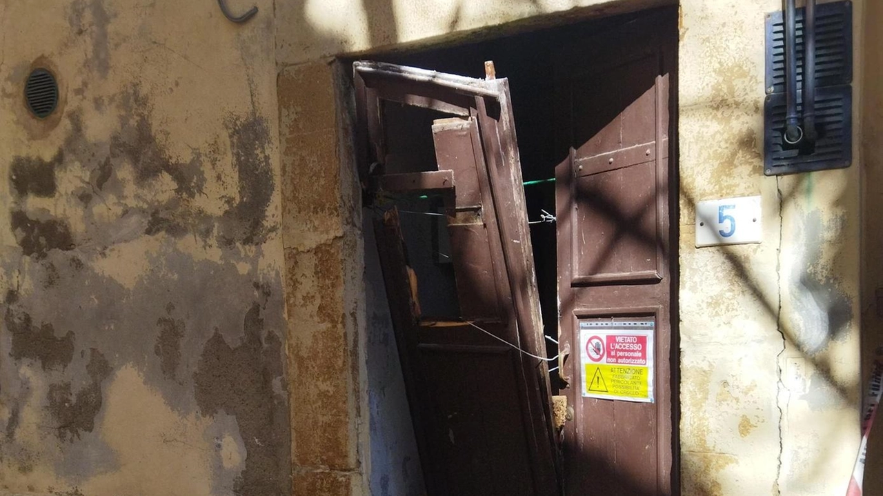 I cittadini di Poggibonsi segnalano all’Amministrazione comunale alcune vie degradate nella zona del centro storico I cittadini di Poggibonsi segnalano all’Amministrazione comunale alcune vie degradate nella zona del centro storico