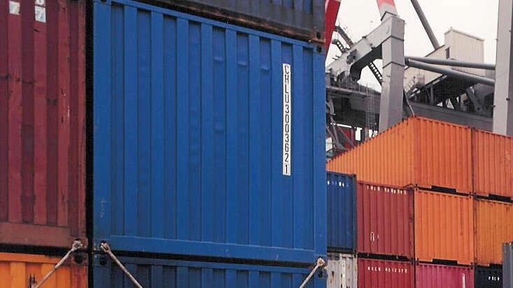 Operatori portuali impegnati in operazioni di movimentazione container Operatori portuali impegnati in operazioni di movimentazione container