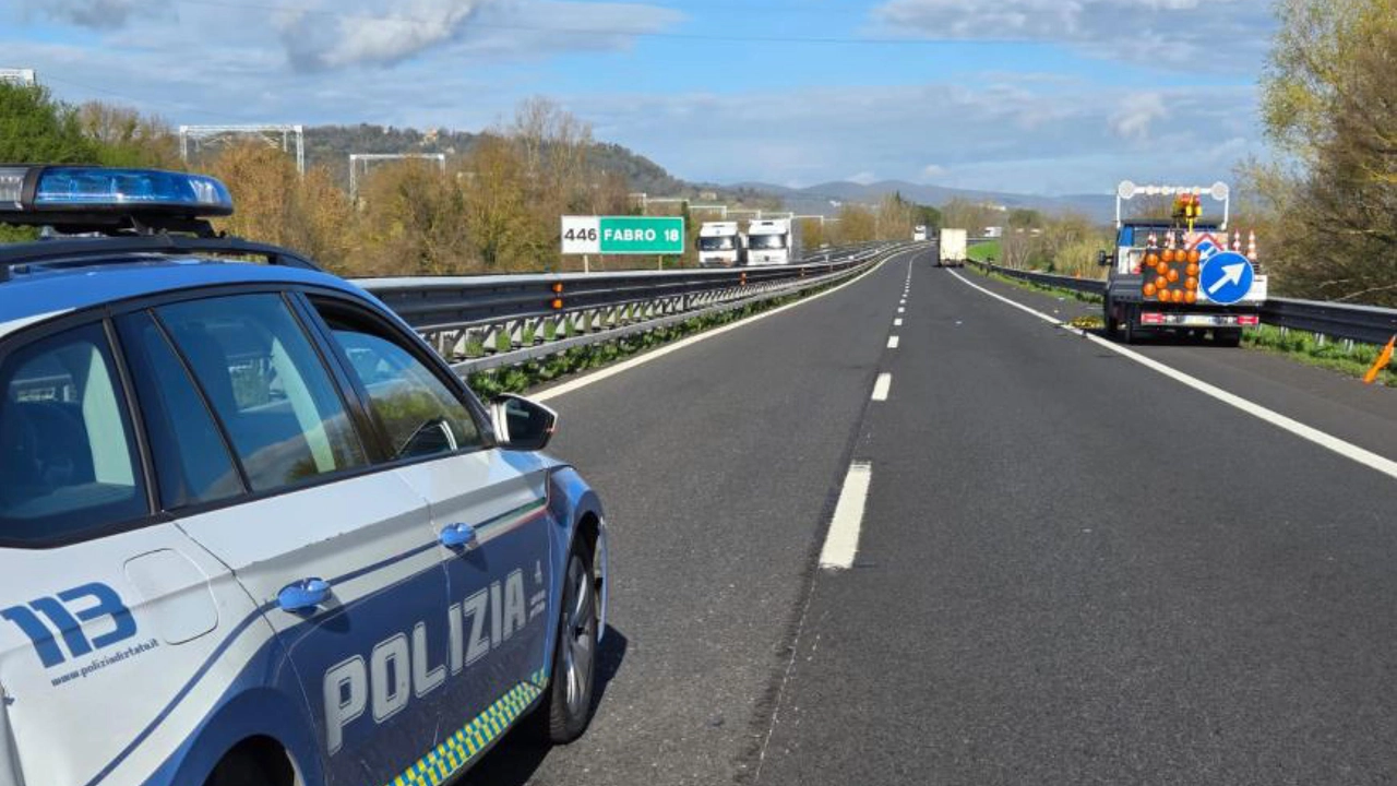 La polizia stradale sul luogo dell'incidente che e' costato la vita ad un operaio di 38 anni, investito da un mezzo pesante mentre stava lavorando sulla carreggiata nord dell'Autosole nei pressi di Orvieto dove era residente, 25 marzo 2025. L'uomo era dipendente di una ditta del posto impegnata in interventi di manutenzione in autostrada. L'operaio si trovava sulla carreggiata ed è stato investito dal un mezzo pesante in transito. ANSA/ POLIZIA +++ ANSA PROVIDES ACCESS TO THIS HANDOUT PHOTO TO BE USED SOLELY TO ILLUSTRATE NEWS REPORTING OR COMMENTARY ON THE FACTS OR EVENTS DEPICTED IN THIS IMAGE; NO ARCHIVING; NO LICENSING +++ NPK +++