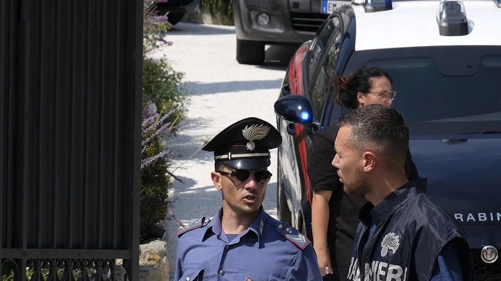 Carabinieri nella villa di via Genova Carabinieri nella villa di via Genova