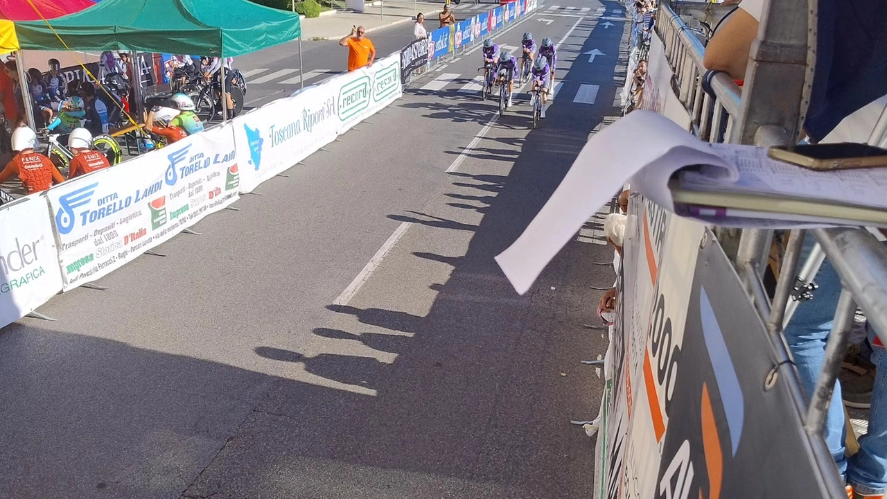 L'arrivo della squadra vincitrice L'arrivo della squadra vincitrice